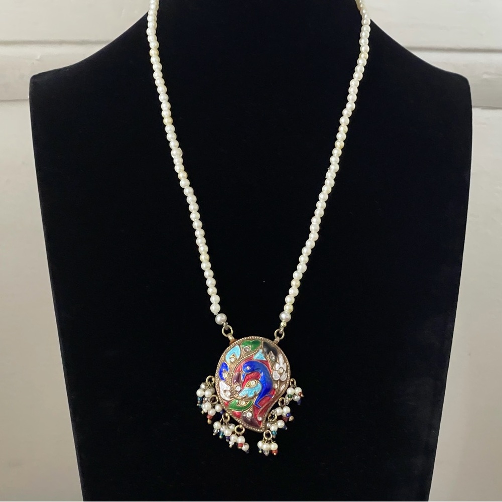Vintage faux pearl gold plate necklace and Enamel painted pendant double side.